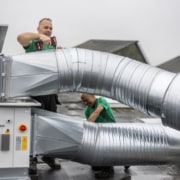 Ventilationsteknikere monterer ventilationsanlæg